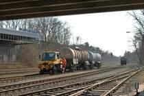Dualogis Mercedes Benz U400 Zweiwege Unimog beim Rangieren in Obernburg-Elsenfeld am 23.02.18 Das Foto wurde von einen Gehweg aus gemacht