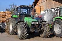 Traktor Deutz-Fahr AgroXtra DX 6.17 auf einem Bauernhof in Vorarlberg (2016-03-19)