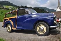 Morris Minor Traveller am Parkplatz des Klosters St. Gerold (Großes Walsertal / Vorarlberg) (2012-08-04)