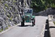 Traktor Bührer Spezial auf der Versamer Straße in der Vorderrheinschlucht (2012-08-11)