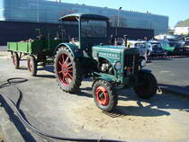 Hanomag R27. 1953 - 1957. An den Schlepper ist ein Wirtschaftsanhänger voller Brennholz gekoppelt. Von diesem Modell wurden 5962 Einheiten hergestellt. Der wassergekühlte 3-Zylinderreihendieselmotor hat einen Hubraum von 2099 cm³ und leistet 27 PS. Oldtimertreffen an Mo´s Bikertreff in Krefeld am 25.02.2018.