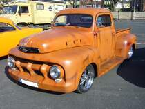 Ford F1 Pickup aus dem Modelljahr 1951. Der Pickup ist ein wenig auf Patina getrimmt. Oldtimertreffen an Mo´s Bikertreff in Krefeld am 25.02.2018.