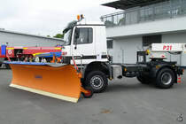 Ein Mercedes-Benz Actros 1831 Winterdiensträumfahrzeug am Flughafen Dortmund. (Juni 2004)