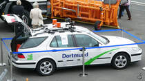 Ein Saab 9-5 Friction Tester im Juni 2004 am Flughafen Dortmund. Der Friction Tester hat ein 5. Rad, welches bei einer Fahrt mit konstant 96 km/h die Fahrbahnbeschaffenheit (Reibwerte) aufzeichnet. Die aufgezeichneten Daten werden an den Tower weitergeleitet, der bei glatter Landebahn anfliegende Piloten rechtzeitig vor drohenden Bremswegverlängerungen warnen kann.