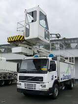 Ein Volvo FM 7 4x2 Luftfahrzeugenteiser Elephant Beta am Flughafen Dortmund. (Juni 2004)