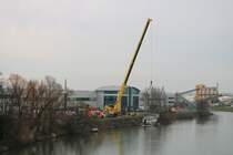 Eisele AG Liebherr Autokran am 17.02.18 in Frankfurt am Main Osthafen beim Bergen einen Hausbootes das im Januar durch Hochwasser gesunken ist. Das Foto wurde von einer Brücke gemacht 