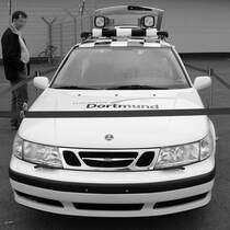 Ein Saab 9-5 Friction Tester im Juni 2004 am Flughafen Dortmund. Der Friction Tester hat ein 5. Rad, welches bei einer Fahrt mit konstant 96 km/h die Fahrbahnbeschaffenheit (Reibwerte) aufzeichnet. Die aufgezeichneten Daten werden an den Tower weitergeleitet, der bei glatter Landebahn anfliegende Piloten rechtzeitig vor drohenden Bremswegverlängerungen warnen kann.