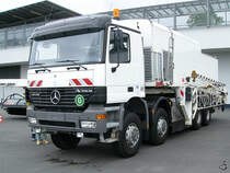 Ein Mercedes-Benz Actros 4140 Bewegungsflächen-Enteiser ACE 10000 4 D am Flughafen Dortmund. (Juni 2004)