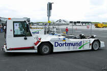 Ein GHH Flugzeugschlepper AM 110 auf dem Flughafen Dortmund. (Juni 2004)