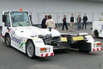Ein GHH Flugzeugschlepper AM 110 auf dem Flughafen Dortmund. (Juni 2004)