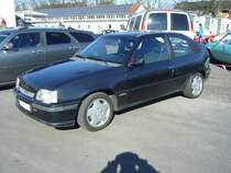 Opel Kadett E GSi 16V. 1987 - 1991. Seit September 1987 war dieses Auto das neue Spitzenmodell dieser Baureihe. Der 4-Zylinderreihenmotor hat einen Hubraum von 1998 cm³ und leistet 150 PS. Die Spitzengeschwindigkeit liegt bei 220 km/h. Oldtimertreffen an Mo´s Bikertreff in Krefeld am 25.02.2018.