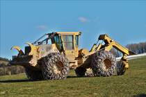 . Forsttraktor Tigercat EHS 510 E gesehen auf einem Acker. Februar 2018 (Hans)