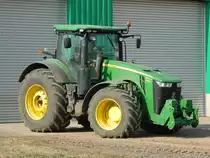 John Deere 8370R - der 400 PS-Traktor sonnt sich am 02.03.2018 in der Nähe von Lützen.
