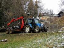 NEW-Holland zieht in hurtiger Fahrt den Rückewagen hinter sich her;  170203