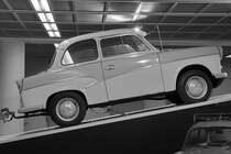 Ein Trabant P50 in der Gepäckempfangshalle des Flughafens Dresden. (April 2017)