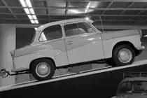 Ein Trabant P50 in der Gepäckempfangshalle des Flughafens Dresden. (April 2017)