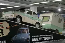 Ein Trabant P50 mit dem kleinen Wohnwagen LC9-200 in der Gepäckempfangshalle des Flughafens Dresden. (April 2017)