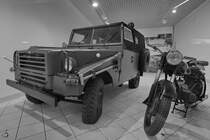 Ein IFA P3 und ein MZ-Motorrad im Dresdner Flughafenterminal. (April 2017)