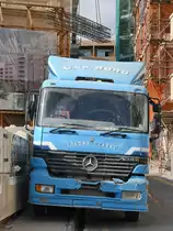 Ein Mercedes-Benz Actros mit  leichten  Blessuren im Oktober 2017 in Sliema.