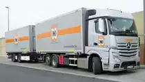 =MB Actros-Hängerzug rastet an der A 7 im März 2018
