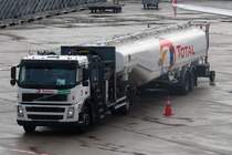 Ein VOLVO Tankfahrzeug auf dem Flughafen Düsseldorf, 9.10.17