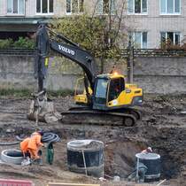 Ein Volvo EC220h Bagger in Kolpino am 14.10.17
