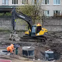 Ein Volvo EC220h Bagger in Kolpino am 14.10.17
