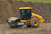 . JCB VM 117 Walzenzug, abgestellt nahe einer Baustelle.  03.2018 