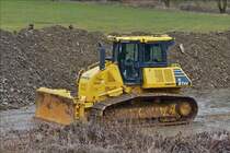 . KOMATSU D 61P Planierraupe leicht Motiv verdeckt an einer tiefergelegenen Baustelle.  03.2018