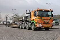 Scania 124G 420 8x4 von V.D. Vlist mit speziellem Flachdach für den Transport von Baumaschinen. Beladen hat der Sattelzug ein Gewicht von weit über 40 Tonnen und das mit 420 PS, macht es heutzutage bestimmt zu einem Abenteuer damit unterwegs zu sein. A44 zwischen Breuna und Zierenberg. 27.02.2012.