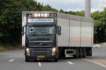 Volvo FH 460 von E. Salomons aus den Niederlanden mit Walking Floor / Schubbodenauflieger in Breuna an der A44. 03.08.2012