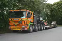 Scania 124L 470 8x4/4 von V.D. Vlist mit speziellem Flachdach für den Transport von Baumaschinen. Breuna A44 25.08.2010