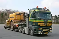 Mercedes Benz Actros MP1 2548 V8 6x2/4 (gechipt auf 530PS) von  De Groen Transport  beladen mit einem Agrarfahrzeug (?) in Breuna A44. 14.04.2010