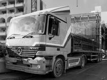 Ein Mercedes-Benz Actros mit  leichten  Blessuren im Oktober 2017 in Sliema.