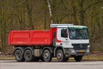. Mercedes Benz Actros Kipper, aufgenommen am Straßenrand nahe einer Baustelle.  03.18