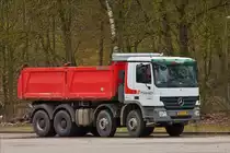 . Mercedes Benz Actros Kipper, aufgenommen am Straßenrand nahe einer Baustelle.  03.18