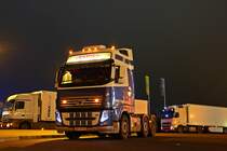 Volvo FH 460 von Kempen aus den Niederlanden beim Umsatteln am Lohfeldener Rüssel an der A7 bei Kassel. 13.12.2013