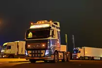 Volvo FH 460 von Kempen aus den Niederlanden beim Umsatteln am Lohfeldener Rüssel an der A7 bei Kassel. 13.12.2013