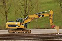 Caterpillar 323D LN Raupenbagger gesehen im Bahnhofsbereich in Ettelbrck. Mrz 2018