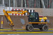 JCB JS 145w, Radlader wartet an einer Baustelle auf seinen nchsten Einsatz. Mrz 2018