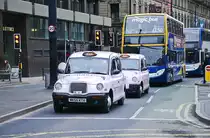 TX4 Hackney Carriage-Taxen in Portland Street in Manchester. Aufnahme: 11. März 2018.