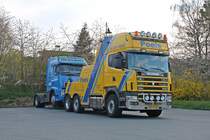 Schweden halten zusammen. Scania 144L 530 V8 Topline Abschleppwagen mit einem Volvo FH auf der  Brille . Vermutlich geht es über die A44 Richtung Niederlande. Breuna 19.04.2012