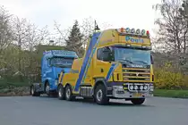 Schweden halten zusammen. Scania 144L 530 V8 Topline Abschleppwagen mit einem Volvo FH auf der  Brille . Vermutlich geht es über die A44 Richtung Niederlande. Breuna 19.04.2012