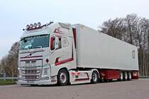 Volvo FH500  Nord Afrika Liner  mit Kühlauflieger zwischen Breuna und Zierenberg auf einem Parkplatz an der A44. 03.04.2016