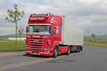 Scania R500 V8 Topline von Bernd Thiel mit Kühlauflieger. Wenn Leute was Planen die von der Praxis scheinbar null Ahnung haben kommen solche Parkplätze dabei heraus. Eine Straße die zu 95% nur von LKWs befahren wird mit Parkplätzen die noch nicht mal die Breite eines LKWs haben. Breuna 02.05.2010