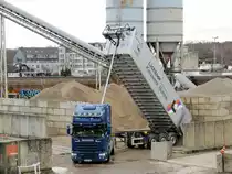 Scania R 450 am 13.03.2018 beim Abkippen seiner Ladung in Berlin.