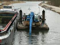 Liebherr Kettenbagger 964 am 13.03.2018 bei Aushubarbeiten im Havelkanal bei Paretz.