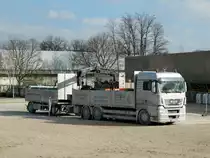 MAN TGX Gliederzug mit Heck-Ladekran beim Entladen seiner Ladung am 28.02.2018 in Berlin. 