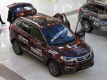 Die Chinesen kommen, zumindest in Russland: Hier wird ein Chery Tiggo 5 im Einkaufzentrum Balkaia Nova in St. Petersburg besichtigt, 5.11.17

Für 822 000 Rubel, umgerechnet 11.600 Euro, erhält man einen durchaus ansehnliches SUV im Tiguan-Format.