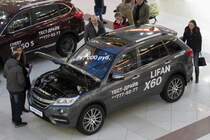 Die Chinesen kommen, zumindest in Russland: Hier wird ein Lifan X60 im Einkaufzentrum Balkaia Nova in St. Petersburg besichtigt, 5.11.17

Den Preis von unter 600 000 Rubel (etwa 8500 Euro) kann nicht mal ein Dacia Duster schlagen.